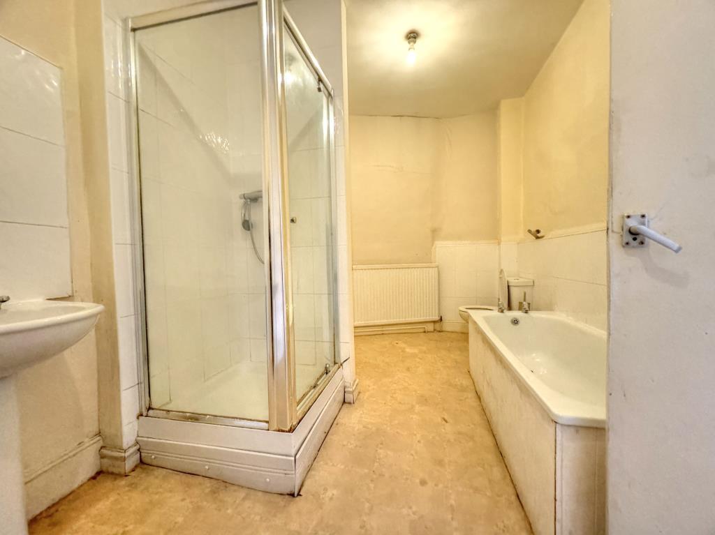 Lot: 55 - THREE-BEDROOM MAISONETTE IN CENTRAL LOCATION - Bathroom with separate shower